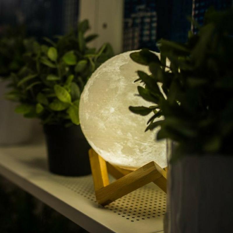 Lua Luminária 3D (com Stand em Madeira) - Estrella Shop